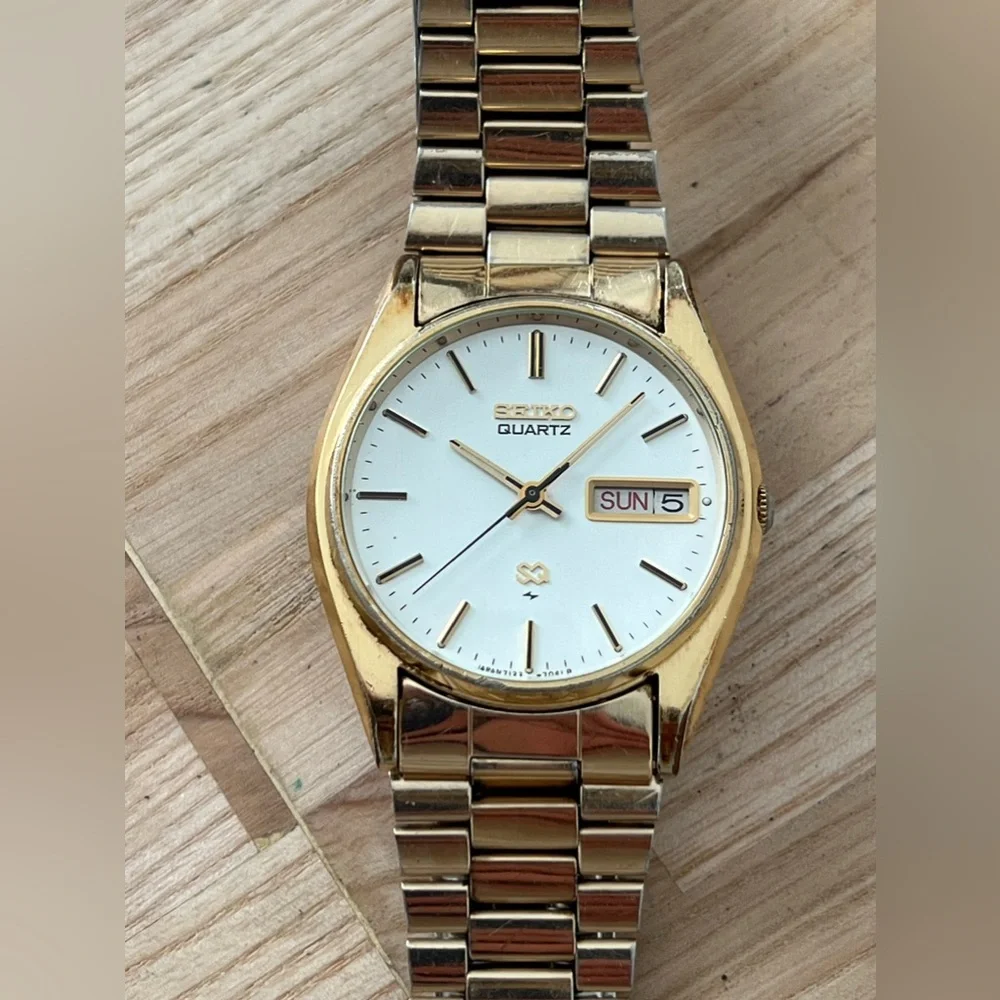 Seiko SQ Vintage Men’s Watch Silvery White Dial Gold-Tone Bracelet Date Window